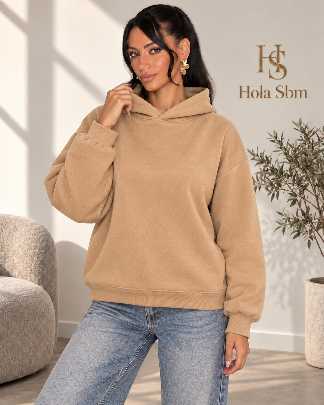 Felpa Nuvora cammello con cappuccio indossata - Hola Sbm